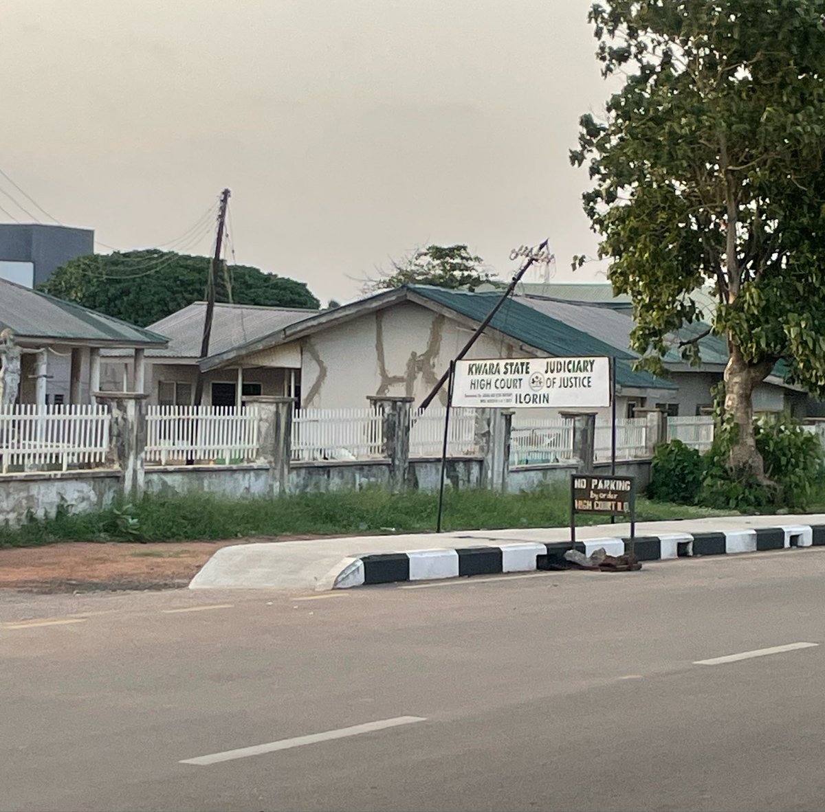 QuickUIL's tweet photo. How do you walk when passing through front of High court? https://t.co/lUIJkeS9PV