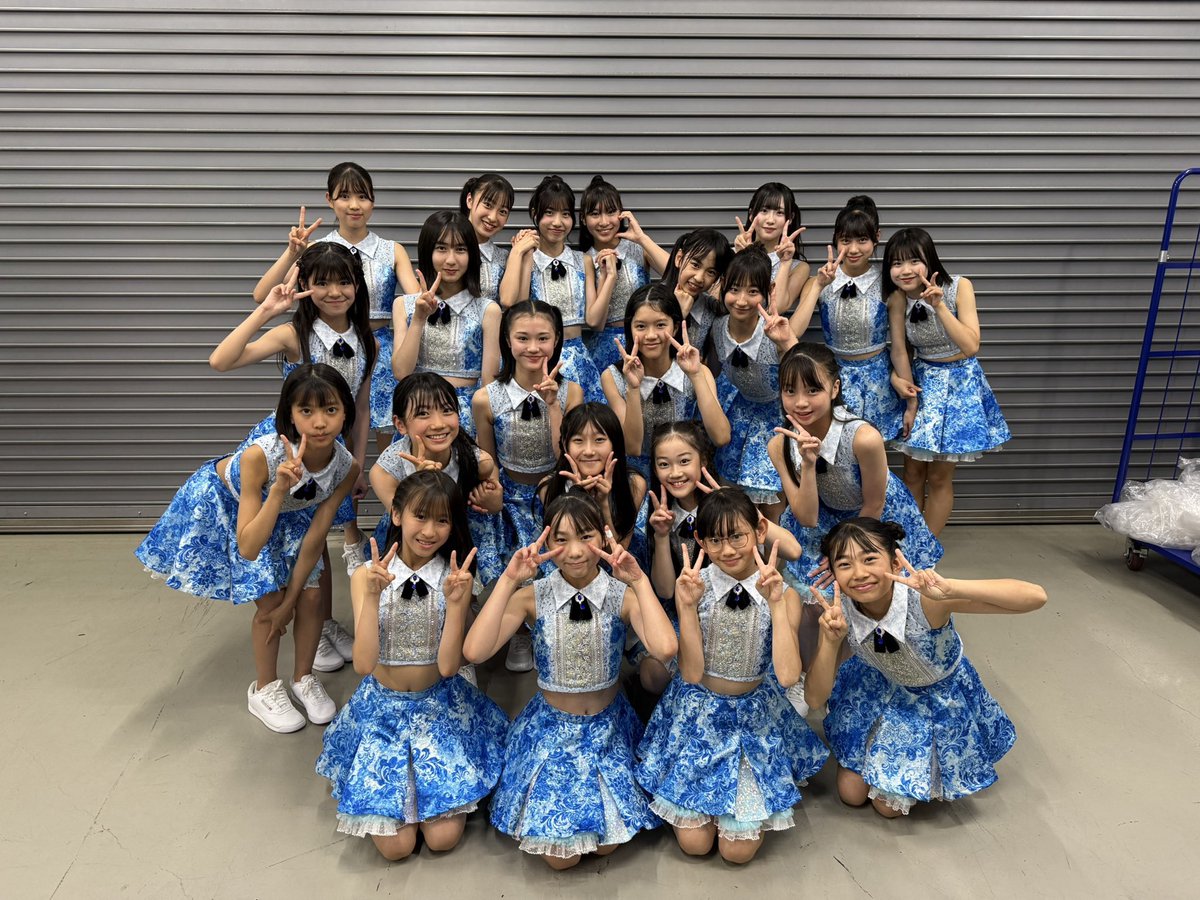 chama_hello's tweet photo. この1週間で研修生衣装の胸元にリボンの装飾が増えている
←今日（06/21）　先週（06/14）→ https://t.co/asZ4NhCAF3