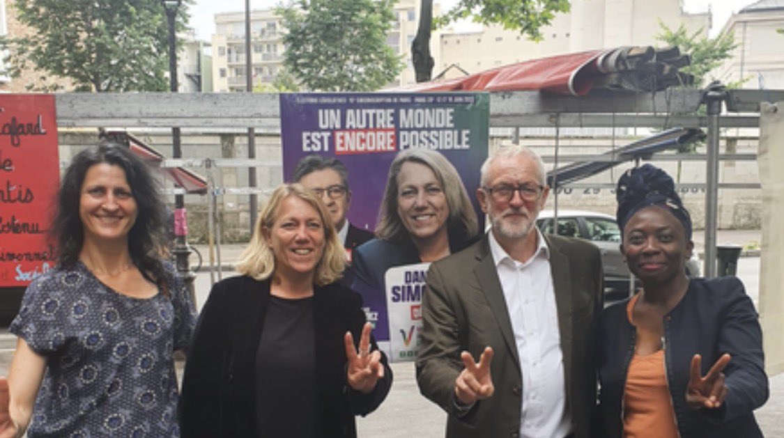 LineMercier2's tweet photo. L’hôpital qui se fout de la charité.
Cette pauvre Simonnet n’a jamais rien eu dans la tête. 
Elle s’affiche avec Corbyn un antisémite notoire avec le V de la victoire, et continue de ramener sa grande gueule. 
Mais putain respecte toi un peu, ferme-là ta gueule. 
Affligeant 🙄 https://t.co/g0FupggmpX