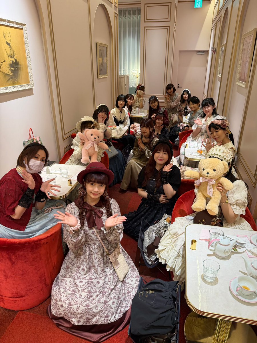 aokimisako's tweet photo. お誕生日お茶会🎂沢山の方に来て頂き嬉しかったです♪43歳も頑張れます🌹 https://t.co/QeFn7ML7xL