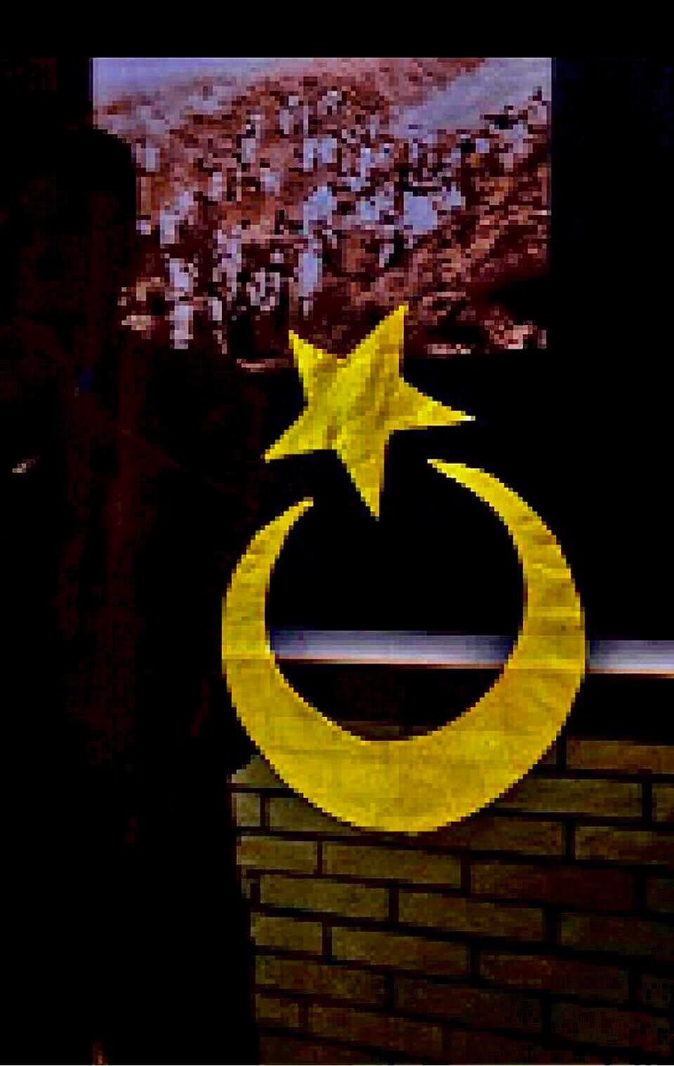 Adem69Adem's tweet photo. Özbekistan’da  dikkatimi çeken bu Bayrak Hiva Hanlığının ay-yıldızlı bayrağı olduğu Sadece farklı olan kısmı siyah renkte olmasıydı.

HÎVE HANLIĞI
1512-1920 yılları arasında Hârizm’de hüküm süren bir müslüman Türk devleti. https://t.co/ssjh6LvRTN