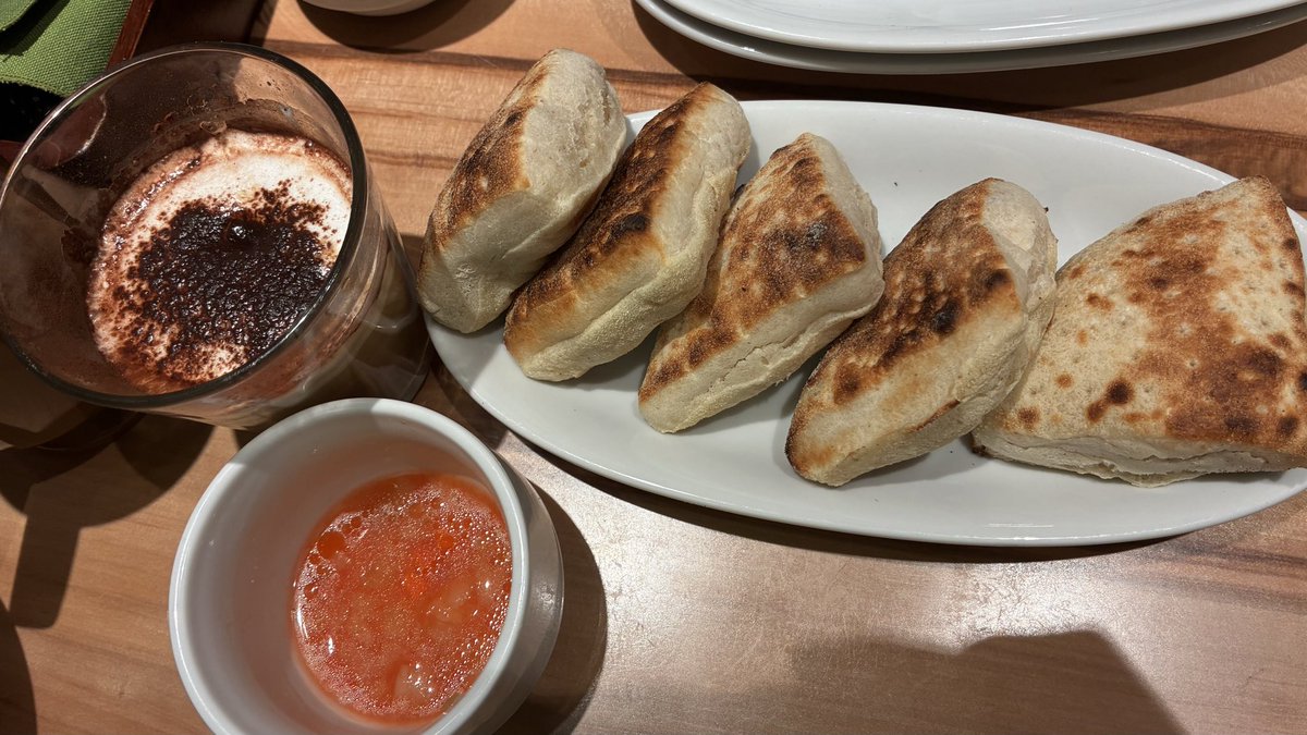arcoballe_no's tweet photo. フォカッチャ10個食べた!!( ᴖ⩊ᴖ )
ポテトカリカリで𝑩𝑰𝑮 𝑳𝑶𝑽𝑬＿＿だし🍕1人1枚余裕すぎな美味しさだったしちょっと分けてもらった🍝生麺で🐴すぎた😭😭😭
また行きたい🥹 https://t.co/scS1g1rbUL
