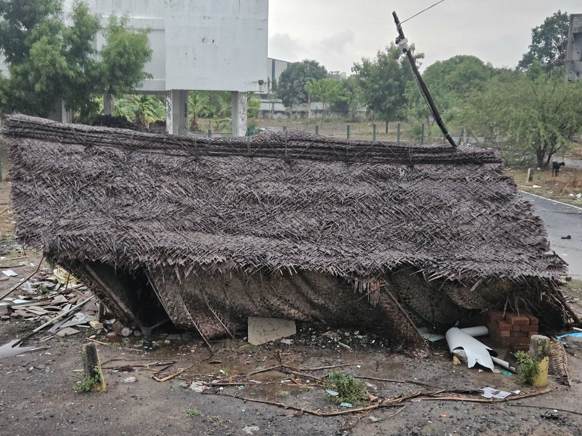 jsb_offl's tweet photo. @TANGEDCO_Offcl Completed new house construction &amp; requested 3-phase conversion 3 months ago. Still pending. The temporary meter box place is now damaged &amp; a serious safety hazard (could fall any time). Please expedite &amp; resolve ASAP. https://t.co/zoTaX69JMJ