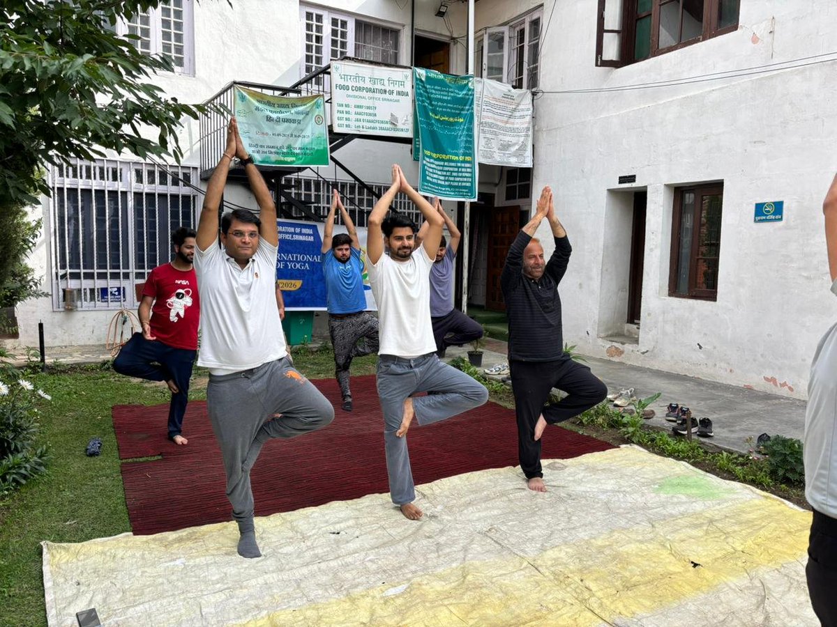 FCI_DO_Srinagar's tweet photo. आज दिनांक 21-06-2026 को भारतीय खाद्य निगम मंडल कार्यालय श्रीनगर में 12 वां अंतरराष्ट्रीय योग दिवस कर्मचारियों ने योग कर के मनाया। साथ ही योग को अपने दिनचर्या में उतारने का भी संकल्प लिया।
@gmfcij 
#YogaForHealthyAgeing https://t.co/DrYIrxU8AE