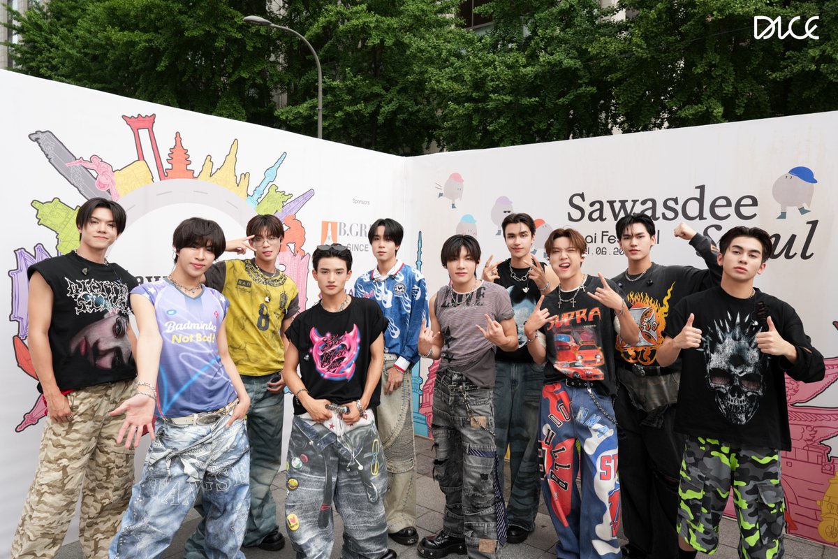 DICE_SONRAY's tweet photo. #DICE_SONRAY serving looks 🤘🏻📸✶⋆.˚

DICE AT SAWASDEE SEOUL DAY2
#SawasdeeSeoulxDICE
#SawasdeeSeoulThaifestival2026
#SONRAYMUSIC https://t.co/ArMUcXgJ6u