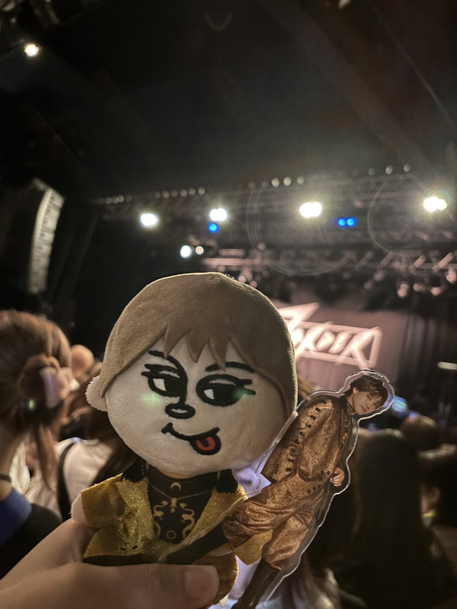1998love0620's tweet photo. GORILLA HALLありがとう🦍✨

毎度の事ながら日帰り大阪で滞在より移動時間の方が長いけど、初めて帰りにゆとりが持てて、551もお土産も買えた🐙👏

そして、柱がなかったから普通に見やすかった👀

まじ最高な誕生日プレゼントでした🎂

#ロマン足りてますか
#SevenOrder https://t.co/qSI67jWrYL