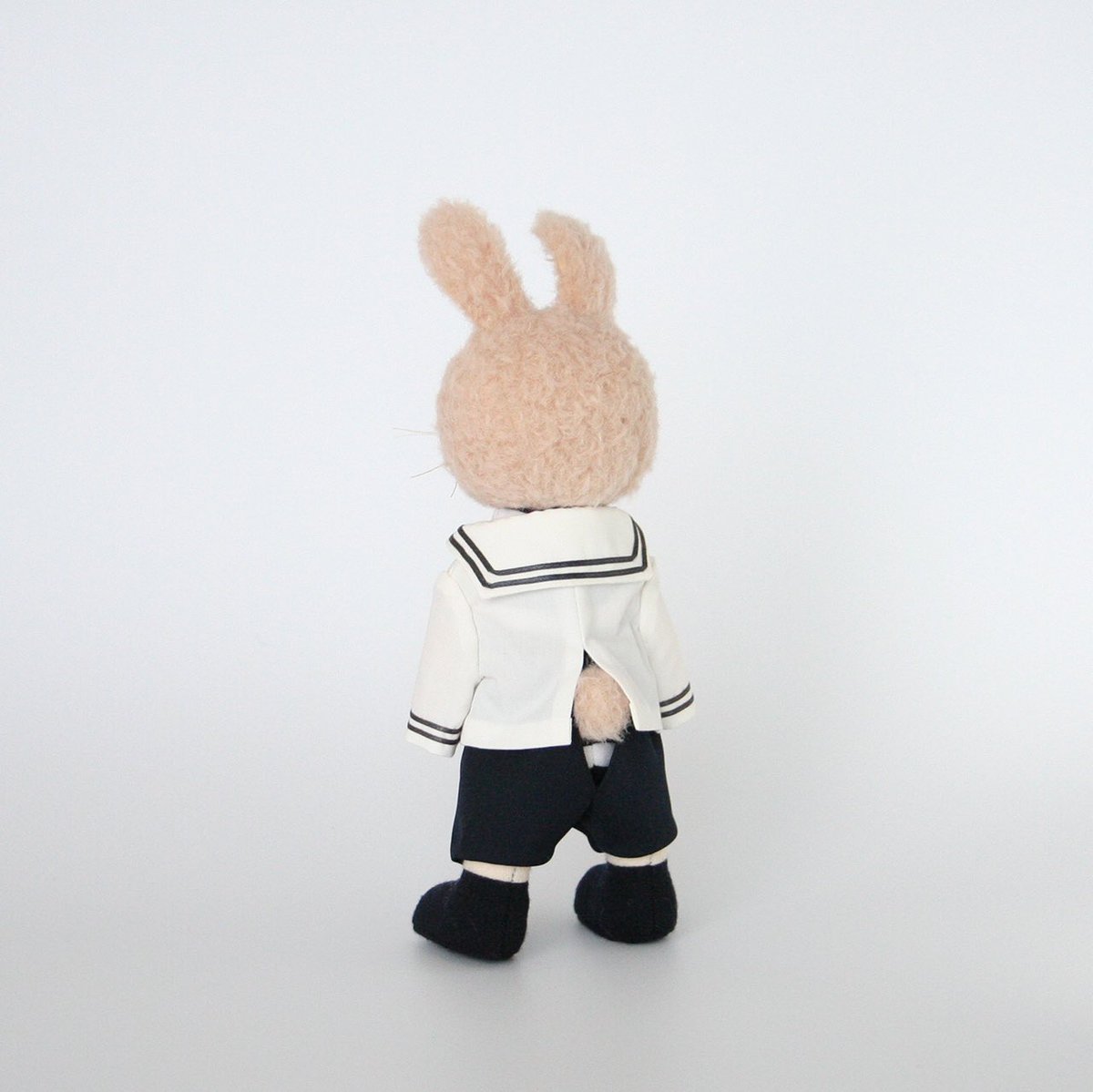 kor_04's tweet photo. うさぎ／セーラー（自立タイプ）

白いトップスにネイビーのパンツで、爽やかな装い。

BASE店にてお取り扱い中です🏠
📍https://t.co/xdujXgrWb3 https://t.co/8znTm1y1Fn