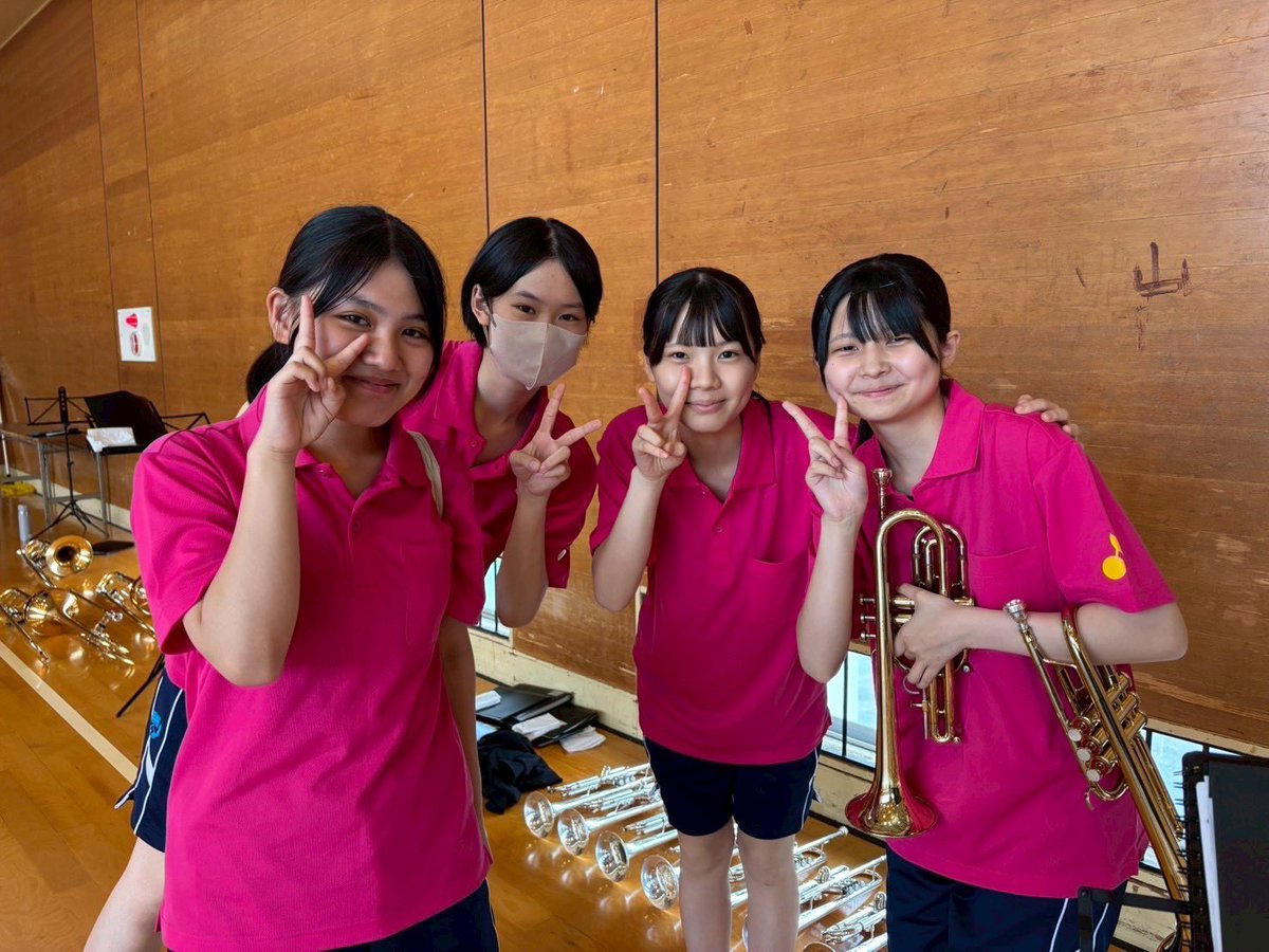 Meioh_brass's tweet photo. 本日、父母の会の方々が鶴贈呈式を開催してくださいました。
これから本格的にコンクールシーズンが始まります。頂いた鶴と一緒に「チーム明桜」で一丸となって駆け抜けていきます‼️

アイスの差し入れもいただきました。本当にありがとうございました♩ https://t.co/9nAP5qMDsC