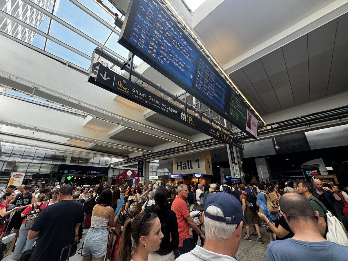 ArtisScriptor's tweet photo. Panne sur l’entrée des lignes à grandes vitesses depuis gare Montparnasse
La SNCF annonce des retards à rallonges -> 2h pour bcp
C’est l’enfer 🥵🔥 https://t.co/HoJ3eFdV83