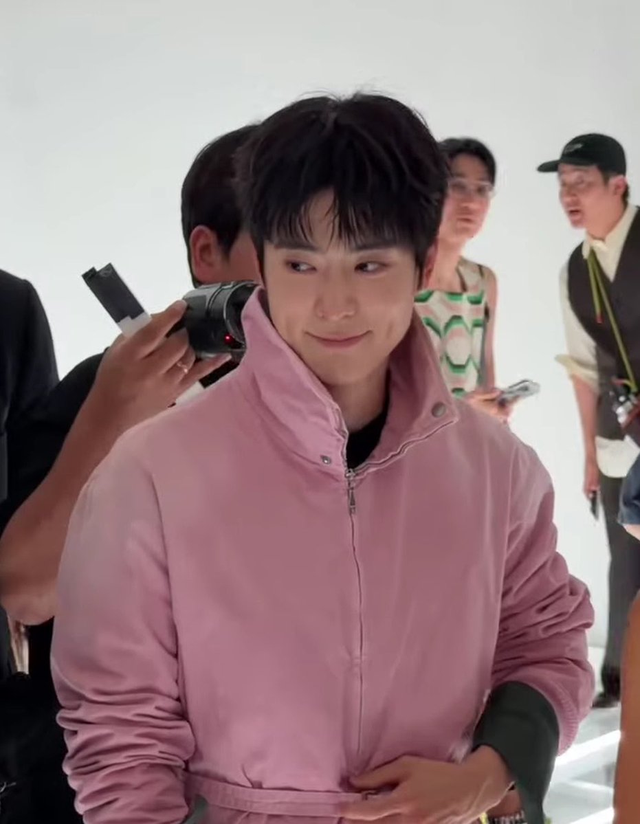 _jjeongjjh's tweet photo. JAEHYUN RETURNS TO MFW
#PradaSS27 #PradaxJaehyun @Prada https://t.co/uVMCG72hEg