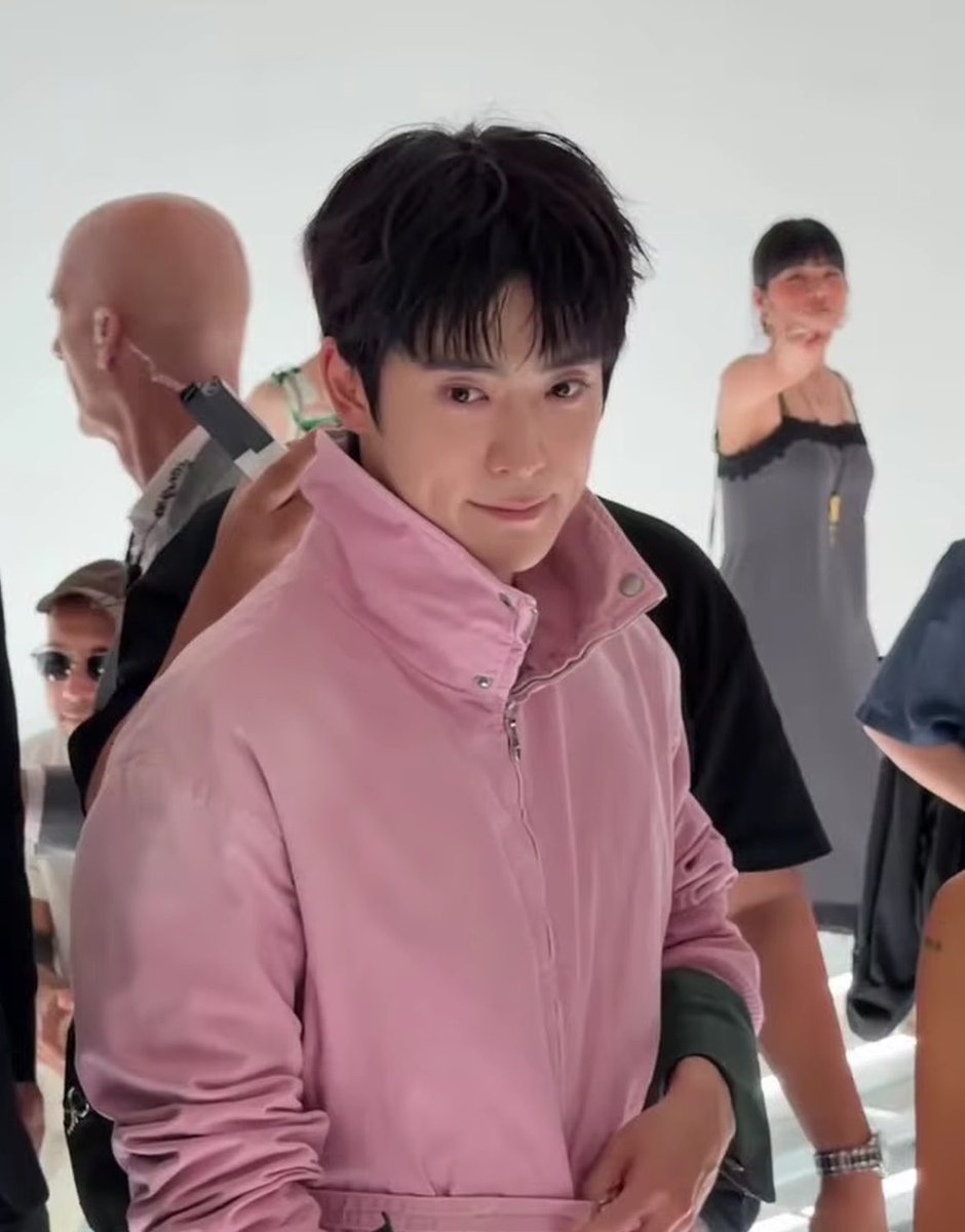 _jjeongjjh's tweet photo. JAEHYUN RETURNS TO MFW
#PradaSS27 #PradaxJaehyun @Prada https://t.co/uVMCG72hEg