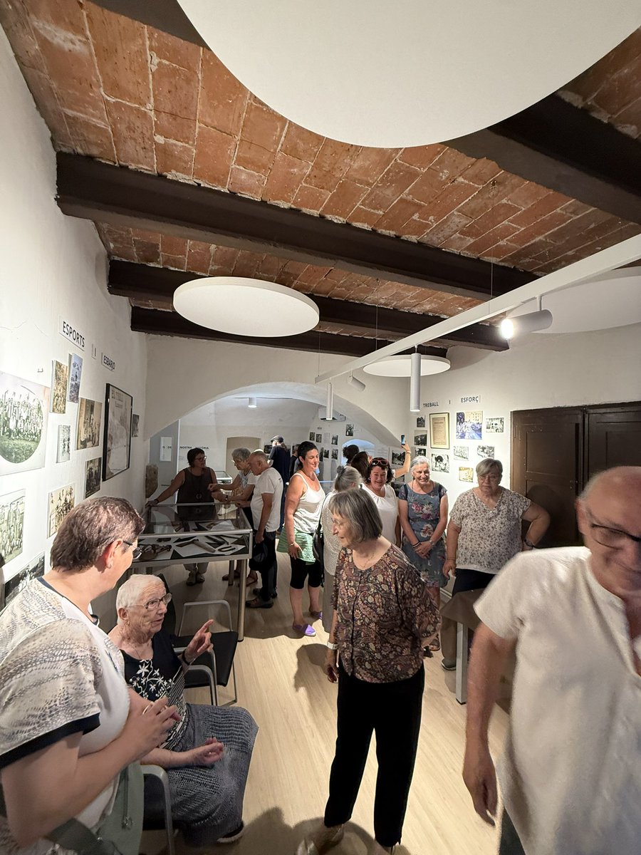 xefrsm's tweet photo. Ahir vam viure una nova mostra de l’orgull de poble amb la presentació de les fotografies de Sant Martí Vell i de la seva gent. Mentre alguns busquen polèmiques, nosaltres continuem treballant per preservar la memòria, planificar el futur i millorar el dia a dia dels veïns. https://t.co/lGQ7nwOsHT