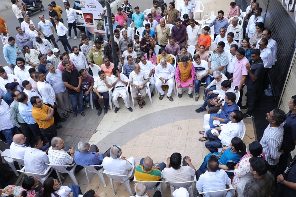 sanghaviharsh's tweet photo. આજે વોર્ડ નં.૨૦ના નાગરિકો સાથે આત્મીય મુલાકાત કરીને વિવિધ મુદ્દાઓ પર ચર્ચા કરી અને તેમની રજૂઆતો સાંભળી.

મુલાકાત દરમિયાન પ્રિ-મોન્સૂન કામગીરીને લગતી બાબતો અને અન્ય સમસ્યાઓના અસરકારક ઉકેલો અંગે વિસ્તૃત પરામર્શન કર્યું. 

📍 મજુરા વિધાનસભા - સુરત https://t.co/f9NeMqKE1d