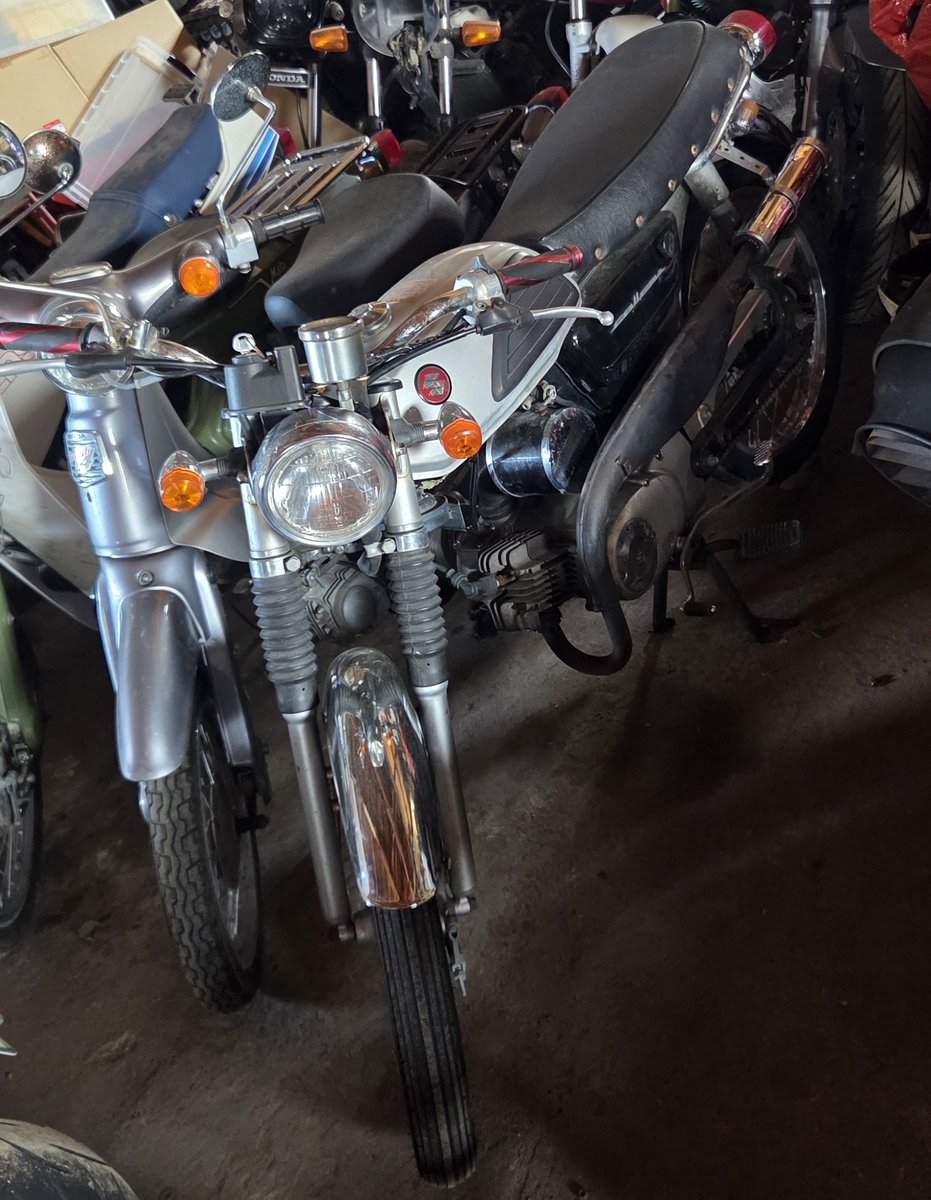 2stroke50cc's tweet photo. 代理でコレダ50の案件あるけど10万くらいで欲しい人いる？
超カッコ良い！激シブ！
なぜか紫に光ります！
青森から！ https://t.co/dpupaPDQ4W