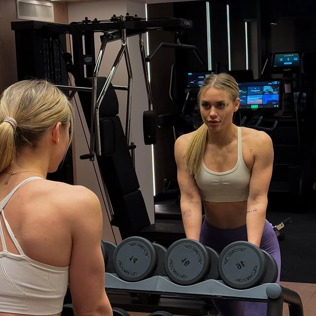 Roseqyk0's tweet photo. Your hard work and sweat will speak for you💦 https://t.co/HWZHFM39NB