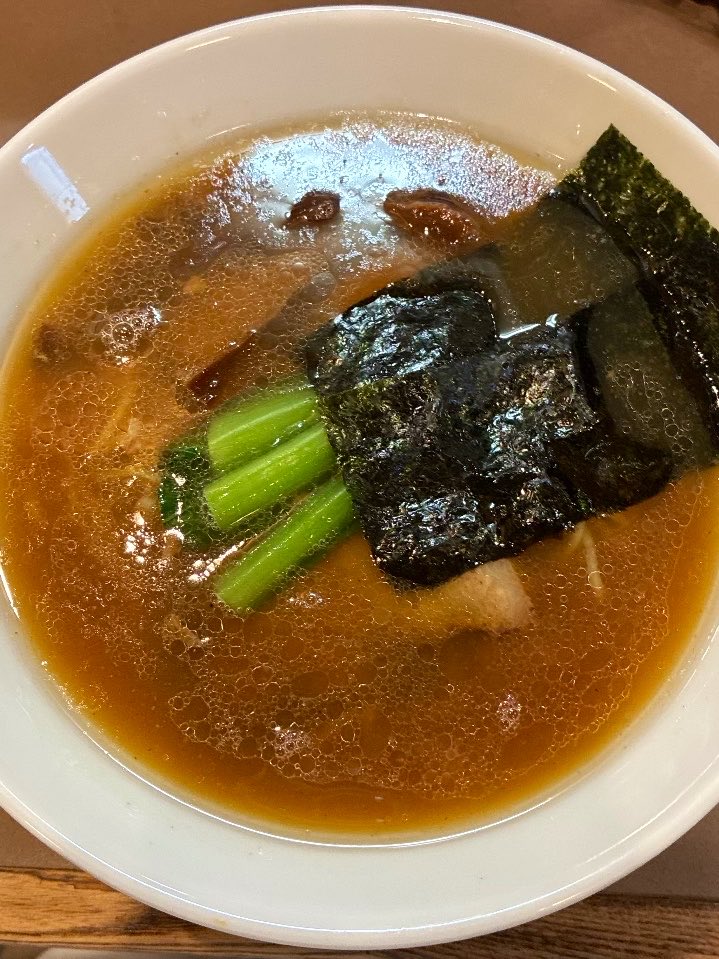Popeye_Cisco's tweet photo. 間借り店舗最終日に　初訪問
ネギがないって稀有　流石　麺が美味しい　
やや中太ストレート麺にし　材木メンマ
更にニボニボ　鯵や鯖を強くしたら　丼内の
構成とお味が類似の　中華蕎麦屋を想起
伊達のイリト(久ト)さんに似てる気がする
移転後もお邪魔します　望月製麺購入し帰札
#中華蕎麦丹 https://t.co/WjQcZeoOxL