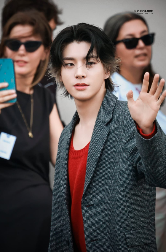 AboutMusicYT's tweet photo. Jake of ENHYPEN looks like a movie star arriving to the Prada Fashow Show today. https://t.co/3qA0jEio9T