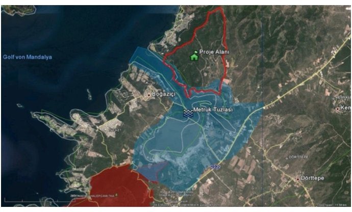 ersineroglu_'s tweet photo. Fatih Altaylı’nın eski bir yayınında gündeme getirdiği İbrahim Hacıosmanoğlu’nun milli takım oyuncularına “villa hediyesi” meselesine “villa hüllesi” demek daha doğru olur.
Milas Güllük’te yapılması planlanan 4000 villa projesi Net Holding ile Ali Ağaoğlu ortaklığıyla başladı.
Proje su kaynakları alanı ve kuşların geçiş güzergahı olması nedeniyle yargı kararıyla iptal edildi. Projenin yapılması durumunda doğal yaşam alanları etkilenecek ve belki de geri dönüşü olmayan sorunlar ortaya çıkacaktı. 
Projeye izin çıkmayınca Ağaoğlu’nun akrabası Hacıosmanoğlu devreye girdi ve ortak oldu. 
2026 Dünya Kupası’na gidilmesi halinde oyunculara kendi cebinden villa vereceğini açıkladı. Bu da yaklaşık 30 villaya denk geliyordu. Hacıosmanoğlu “4000 villadan 30’u oyunculara düşer herhalde” demişti. 
Ancak ortada ne villa ne de onaylanan bir proje vardı.
Üstelik yargı kararlarının yanı sıra 2021 tarihli ve 4167 sayılı Cumhurbaşkanlığı kararı ile “Kesin Korunacak Hassas Alan” ilan edilmişti.
Belli ki Hacıosmanoğlu Dünya Kupası’nda gelecek bir başarıyla bunları aşacağını düşündü. 
Milli takım turnuvaya erken veda etti, o bölgeye izin çıkması da zor görünüyor. Ama Hacıosmanoğlu bir kere söz verdi. Orası olmazsa başka yerden verir herhalde. Bakalım Dünya Kupası’na gitmeye hak kazanan oyunculara ne zaman anahtarları teslim edecek?