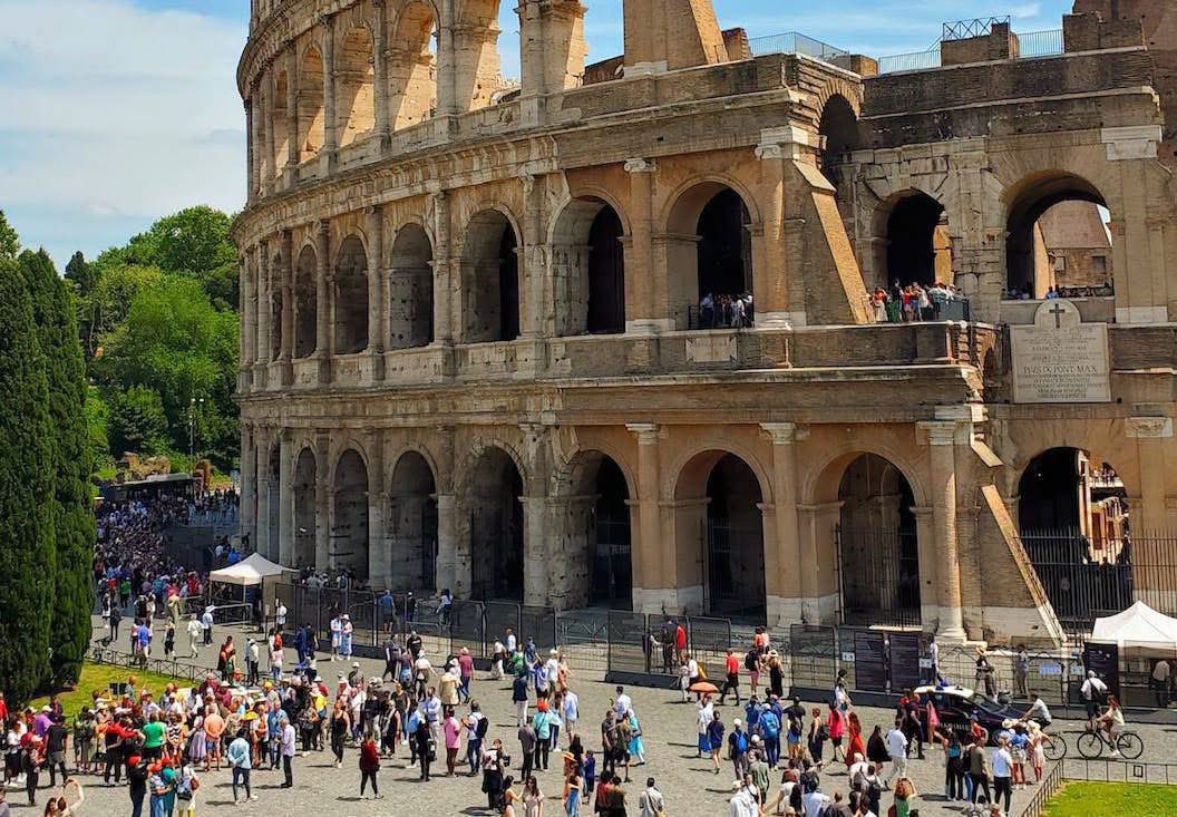 ninabecks1's tweet photo. 👏👏👏👏👏👏👏👏👏

Roberto Damico. La Pagina

«L'Italia non conta nulla, a livello internazionale».

Queste parole, ripetute come un mantra dall'opposizione italiana, sono interiorizzate dagli italiani a tal punto che, davvero, il grosso degli italiani ritiene di vivere in una sorta di repubblica delle banane senza peso. Ma la realtà è estremamente lontana da questa. L'Italia è un paese estremamente stimato, sia dal punto di vista economico che culturale, e centrale in molti ambiti mondiali.

Intanto, bisogna sempre ricordare che all'Italia, insieme alla Grecia — ma in modo più marcato — è riconosciuto il ruolo di matrice dell'Occidente, e l'Italia è considerata erede di Roma (che sia corretto o meno, non è il punto). L'Italia poi, insieme al Giappone, è uno dei paesi col migliore soft power al mondo, e il nostro paese è considerato la terra di arte e cultura. È la terra del bel canto, del Rinascimento. Oggi l'italiano è la quarta lingua più studiata al mondo. È la terra della moda, del bel vivere, del design. Insomma, solo come immagine, l'Italia è assai più rilevante di altre nazioni — la Russia, per esempio — e rivaleggia con gli stessi Stati Uniti.

Da un punto di vista economico, l'Italia ha l'industria manifatturiera maggiore in Europa dopo la Germania. Leonardo e tanta industria italiana sono eccellenza mondiale. Il settore agroalimentare è primato assoluto, con il Made in Italy che è marchio di qualità riconosciuto ovunque. Il turismo culturale genera flussi economici enormi, e le nostre città d'arte sono tra le più visitate al mondo. Il sistema bancario, per quanto criticato internamente, ha una solidità che molti paesi più grandi gli invidiano.

Insomma, oggi l'Italia è una delle nazioni più rilevanti al mondo. E la sinistra dovrebbe smettere con la litania provinciale del «il nostro paese non conta nulla», perché, nella loro provincialità, la sinistra ci crede davvero e trasmette questo pregiudizio agli italiani. E chi si vede come perdente, agirà da perdente. Chi si racconta piccolo, resta piccolo. Chi si convince che il mondo non lo ascolta, smette di parlare. E smettendo di parlare, smette di esistere.