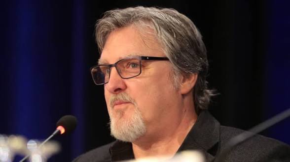 abracetradicao's tweet photo. A trilha sonora de Halo levou o compositor ao catolicismo e inspirou a conversão de fãs.

Marty O’Donnell, famoso compositor da trilha sonora dos jogos Halo, revelou publicamente sua conversão ao catolicismo em uma entrevista recente. O músico, que já havia demonstrado influências católicas em suas composições (como elementos de canto gregoriano), contou que concluiu o processo de RCIA (Rito de Iniciação Cristã de Adultos) e foi recebido na Igreja na Vigília Pascal.

O momento ganhou destaque após um fã, identificado como “Cato” deixar um comentário comovente no vídeo da entrevista. Nele, o usuário contou que a música de Halo o levou a Cristo e, anos depois, o fez se converter ao Catolicismo após ouvir cantos gregorianos em sua primeira Missa.
