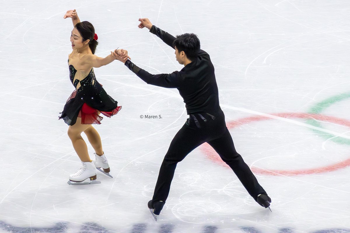 demtuppesseine's tweet photo. Skating on (or near) the Olympic rings - pairs edition #FigureSkating #MilanoCortina2026 #WenjingSui #SuiWenjing #CongHan #HanCong #AnastasiiaGolubeva #HektorGiotopoulosMoore #DariaDanilova #MichelTsiba #YunaNagaoka #NagaokaYuna #SumitadaMoriguchi #MoriguchiSumitada https://t.co/q1aJ2EDqwz