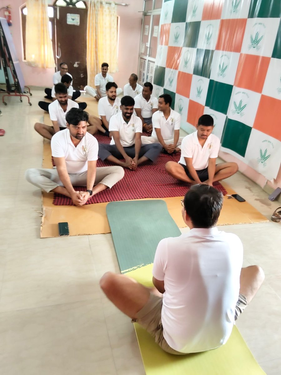 FCIMotihari's tweet photo. अंतर्राष्ट्रीय योग दिवस 2026 के अवसर पर भारतीय खाद्य निगम, मंडल कार्यालय मोतिहारी में अधिकारियों एवं कर्मचारियों द्वारा सामूहिक योगाभ्यास किया गया। स्वस्थ तन स्वस्थ मन और स्वस्थ जीवन के लिए योग अपनाएं #InternationalYogaDay #YogaDay2026 #FCI #Motihari
@BiharFci @EastFci @FCI_India https://t.co/0BxbPkgY4Y