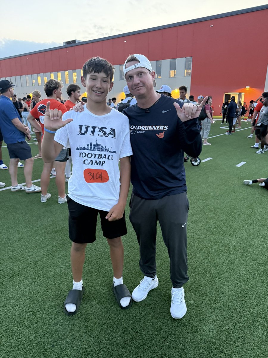 BennettRis2030's tweet photo. Great night at the UTSA Football Camp.

Thank you @UTSA and @UTSAFTBL for the opportunity to compete, learn from the coaching staff, and continue developing my game. Picked up a lot of valuable information and enjoyed every rep.

#BirdsUp #UTSAFootball #QB #Recruiting https://t.co/Aq6CgtrB3M