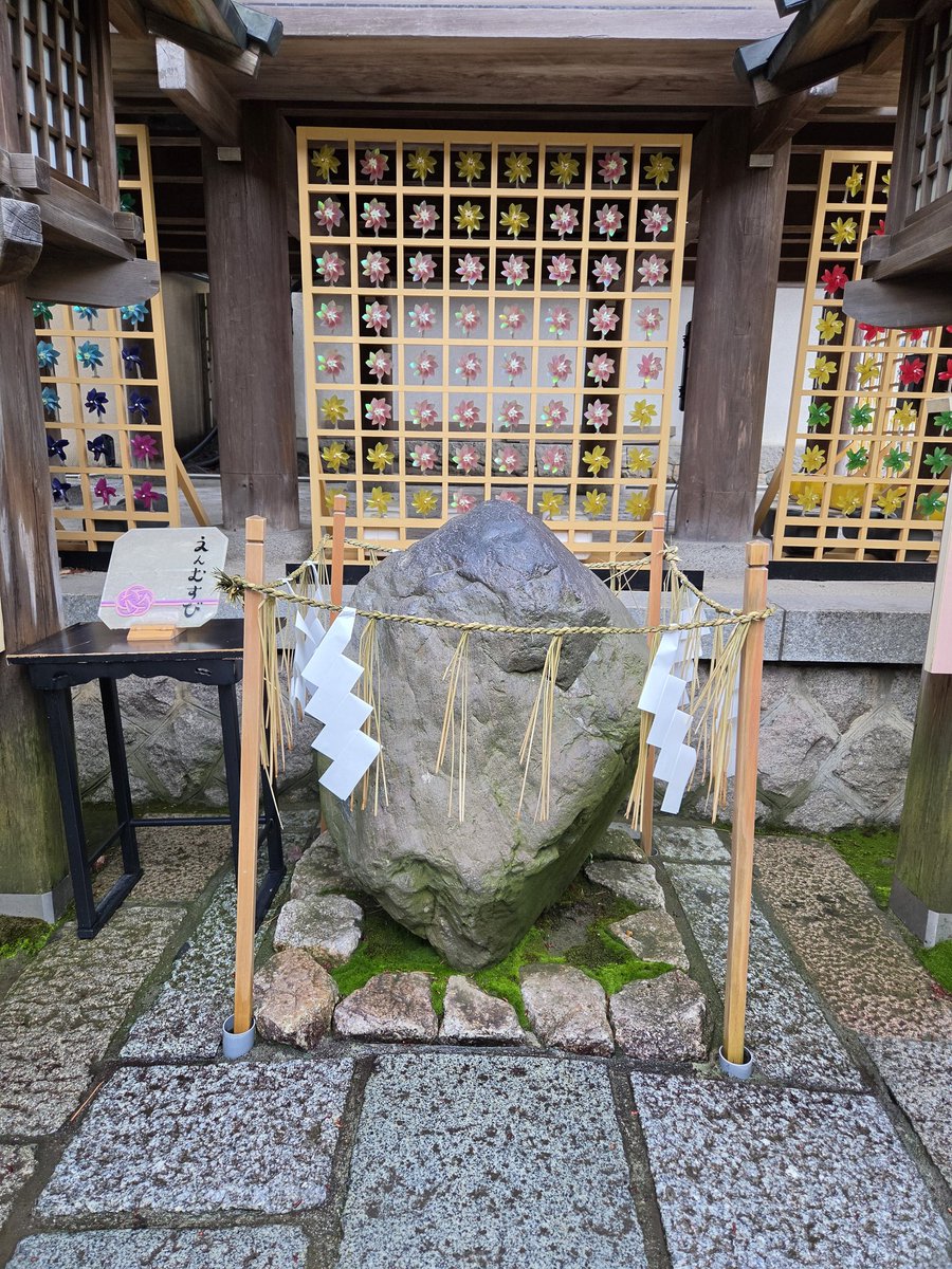 yuki_nanami0704's tweet photo. 白山神社の
縁結びのお石様の氣をいただき
この画像たちに封入しました🙏✨
①このポストをリポスト
②菊理媛大神様（くくりひめのおおかみ）
正しいご縁をお結びくださいと心で唱える
③お石様に触ってるイメージ

上記3つを満たして発動します🙏✨
どうぞ受け取ってね😊 https://t.co/NnXgfzG0Ww