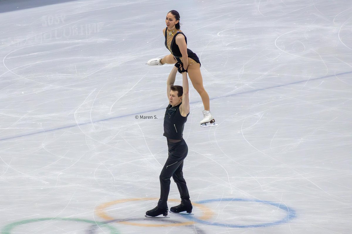 demtuppesseine's tweet photo. Skating on (or near) the Olympic rings - pairs edition
#FigureSkating #MilanoCortina2026 #CamilleKovalev #PavelKovalev #AnastasiaVaipanLaw #LukeDigby #KarinaAkopova #NikitaRakhmanin #AnnikaHocke #RobertKunkel https://t.co/kG2wjTvOr4