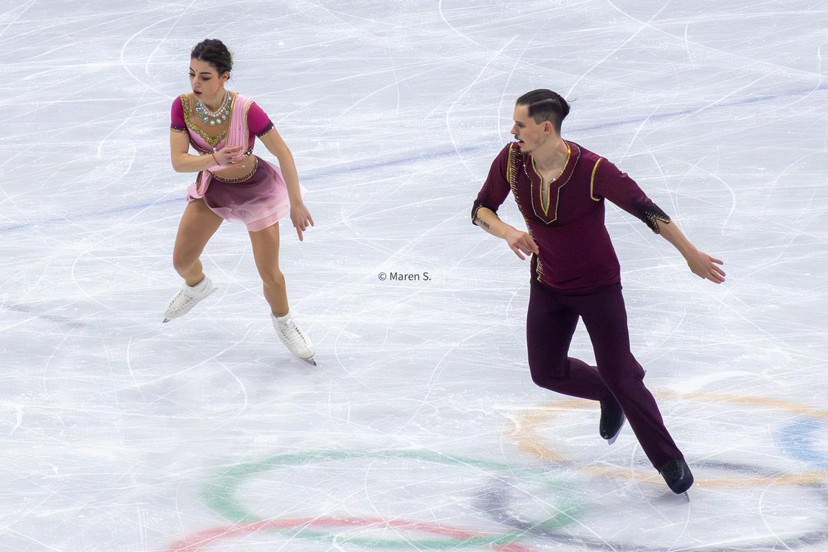 demtuppesseine's tweet photo. Skating on (or near) the Olympic rings - pairs edition
#FigureSkating #MilanoCortina2026 #CamilleKovalev #PavelKovalev #AnastasiaVaipanLaw #LukeDigby #KarinaAkopova #NikitaRakhmanin #AnnikaHocke #RobertKunkel https://t.co/kG2wjTvOr4