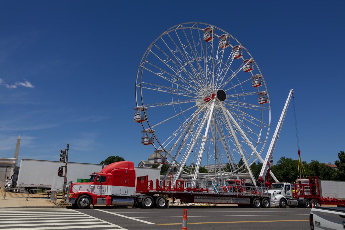 dmvfirepolice's tweet photo. Construction workers assemble a ferris wheel on the National Mall in preparation for the Freedom 250 State Fair. https://t.co/EGj6jCizTH