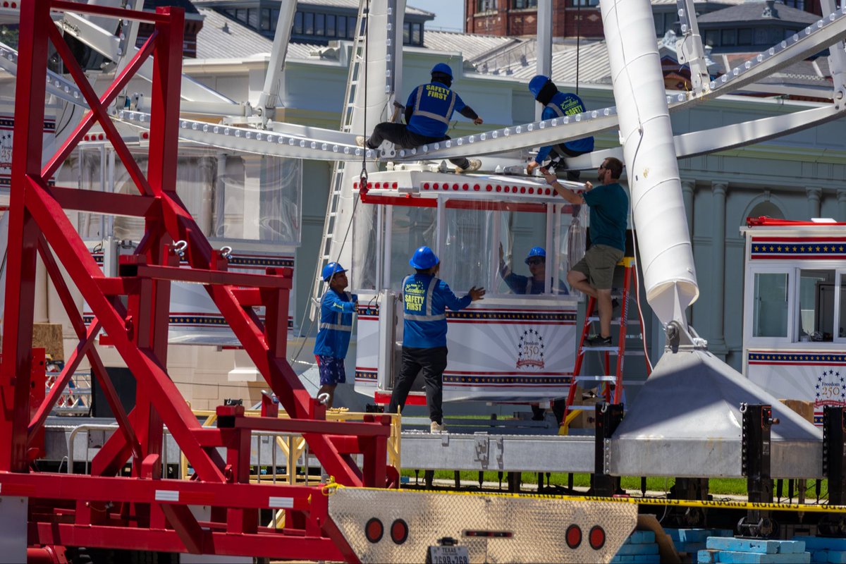 dmvfirepolice's tweet photo. Construction workers assemble a ferris wheel on the National Mall in preparation for the Freedom 250 State Fair. https://t.co/EGj6jCizTH