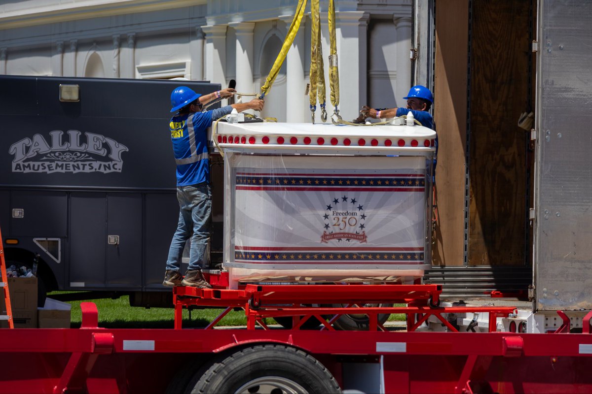 dmvfirepolice's tweet photo. Construction workers assemble a ferris wheel on the National Mall in preparation for the Freedom 250 State Fair. https://t.co/EGj6jCizTH