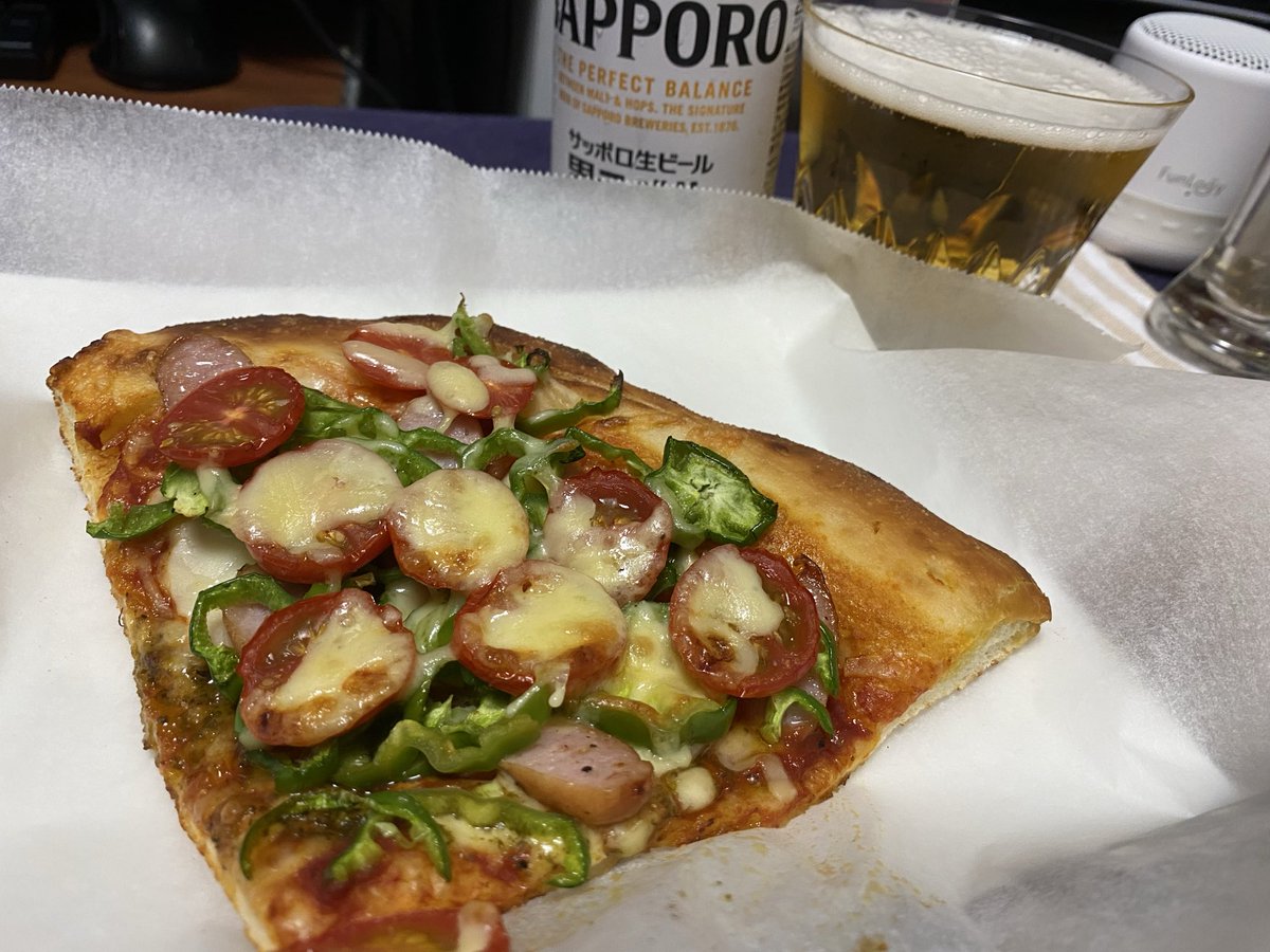 tw_rock's tweet photo. 余ったピーマンとチーズとソーセージとプチトマト投入してOKストア魔改造ピザ
めちゃ美味！ https://t.co/qMtYDkxKuP