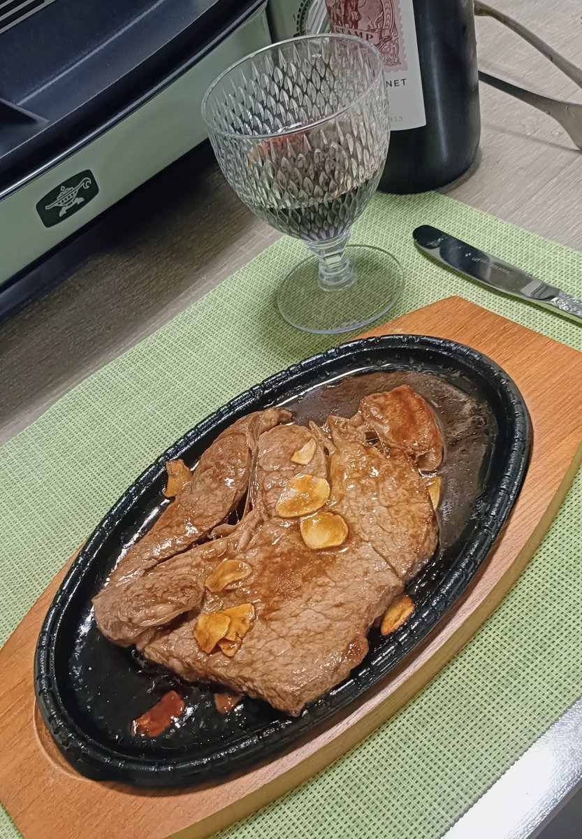 d_campers's tweet photo. 夜中に１人で肉パしてたらツレがビールいっぱい買って登場した😂 https://t.co/Bwi3FVGfND