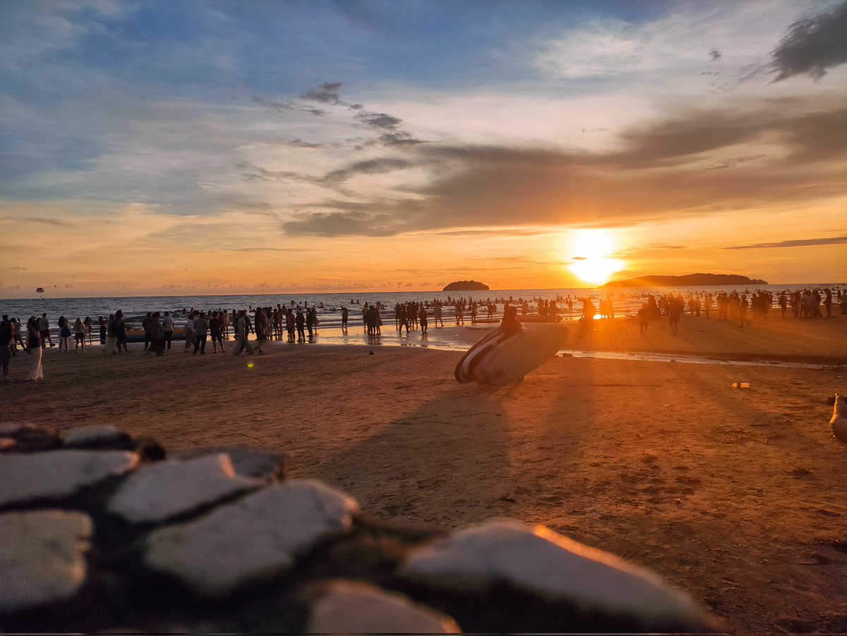 Nemmmy_VT's tweet photo. After months of tiring training.. finally managed to lay off some steam at one of their popular tourist spot known for their beautiful sunset~ one more week and I'll finally be back home.. https://t.co/yLgE2H6G0o