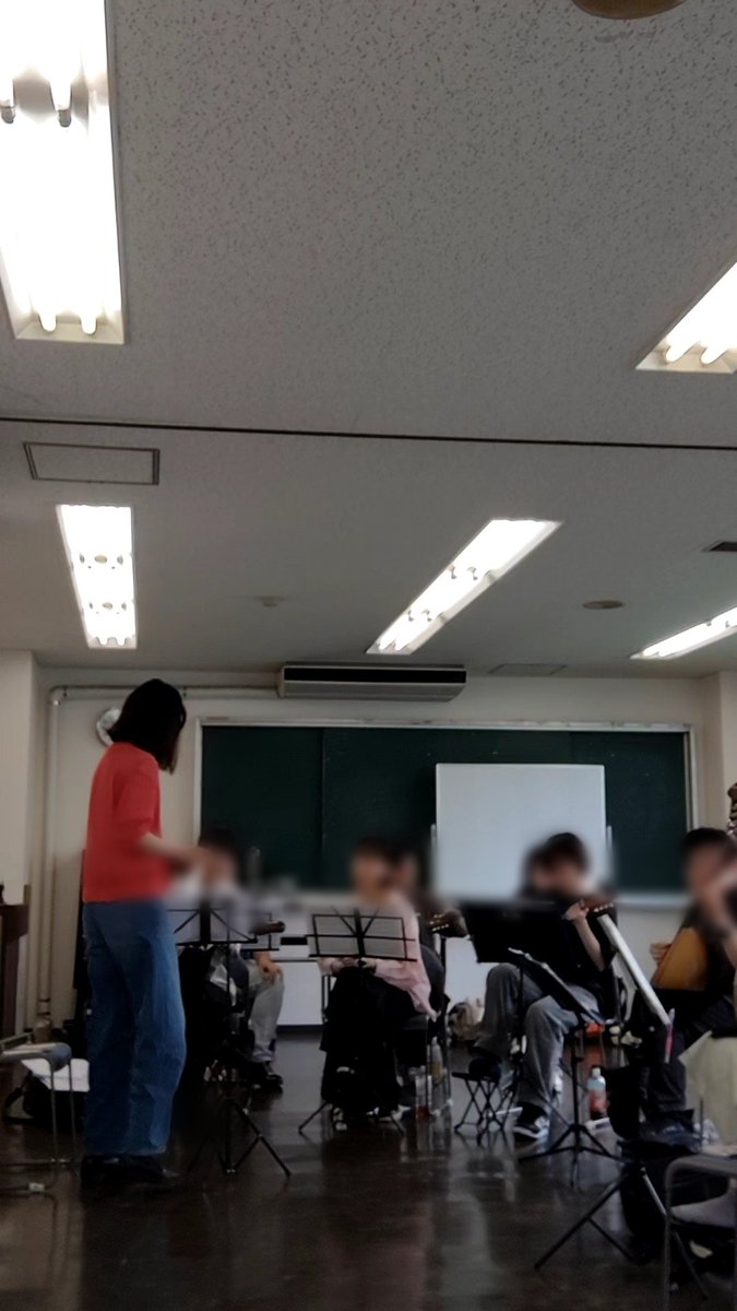 AnelloMandolin's tweet photo. 6/6と本日6/21は第5回演奏会の練習日でした☁️
どんどん合奏らしくなってきていて良い感じです！もっともっと格好良い演奏になるように頑張ります。

本日の写真は6/6の合奏場、本日の団長さんの連絡事項挨拶です😎 https://t.co/sFwe5CziBv