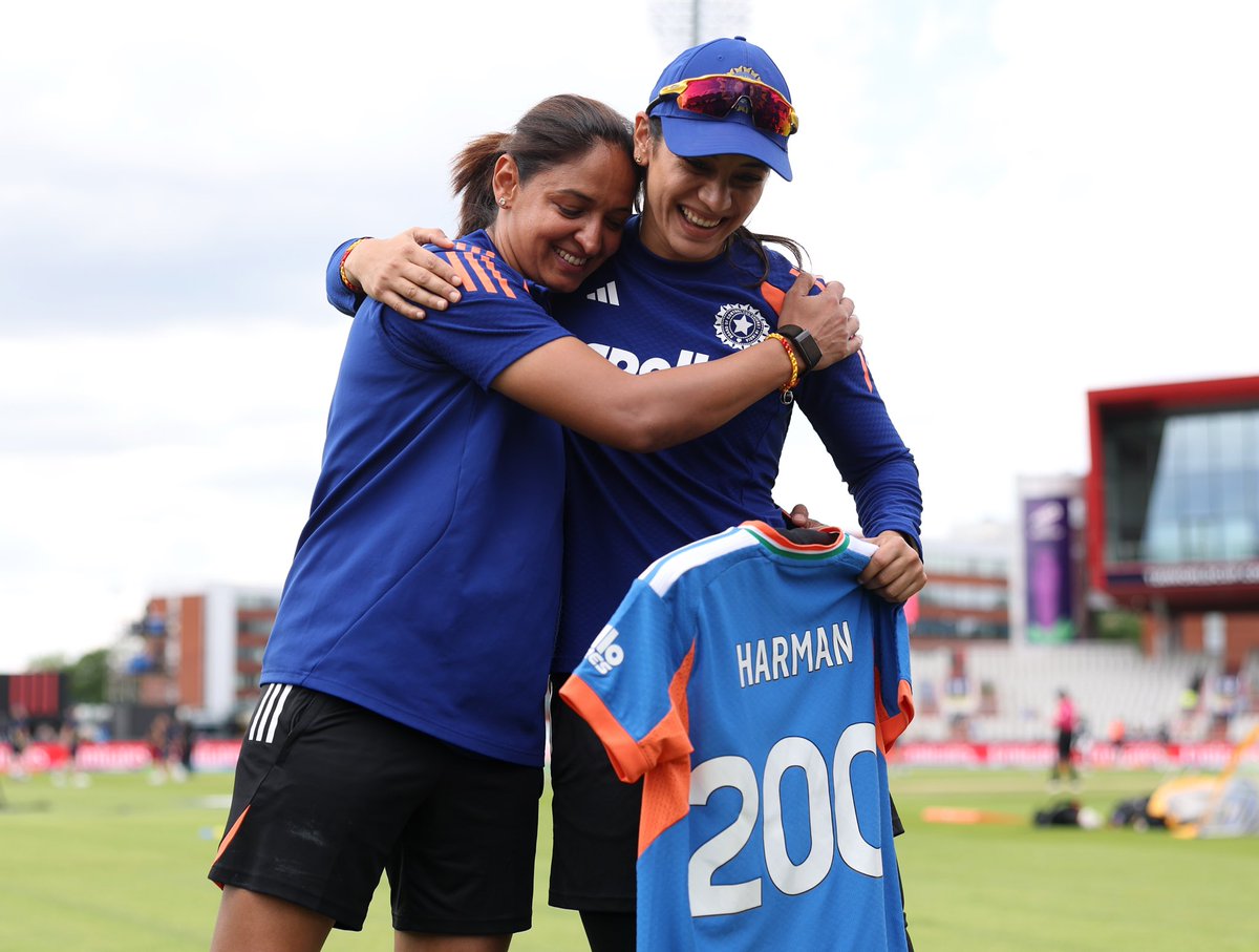 ICC's tweet photo. 𝐀 𝐇𝐈𝐒𝐓𝐎𝐑𝐈𝐂 𝟐𝟎𝟎 𝐅𝐎𝐑 𝐇𝐀𝐑𝐌𝐀𝐍𝐏𝐑𝐄𝐄𝐓 𝐊𝐀𝐔𝐑 👏

The India captain receives a special jersey and cap as she becomes the first player to reach the 200-T20I mark 🤩

Watch her in action against South Africa at the #T20WorldCup, broadcast details ➡️ https://t.co/bvVIledpIs