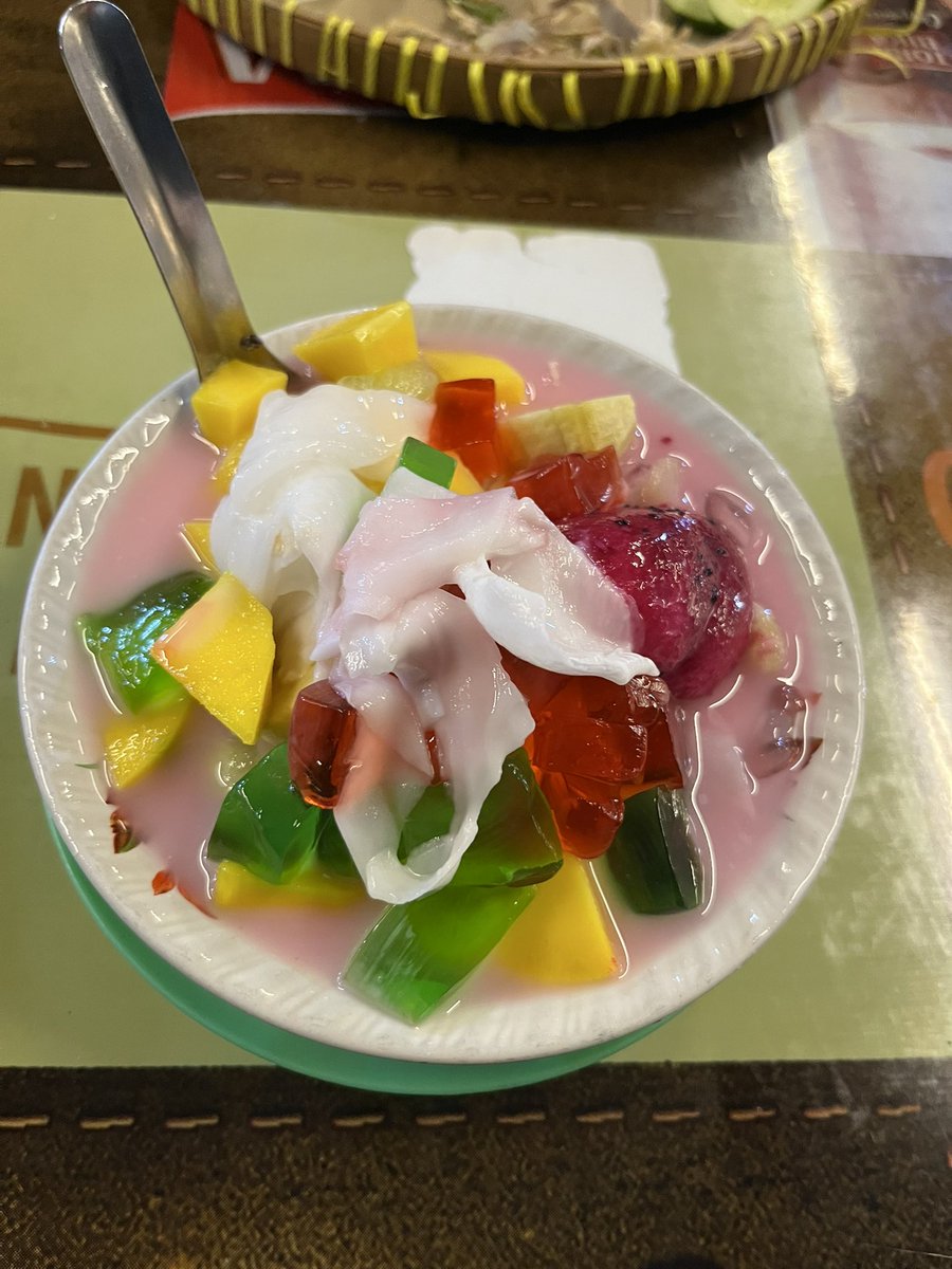 kkumluv's tweet photo. beli sop buah karena ngiler pas abangnya nganterin pesanan org lain.

👩‍🦰: bisa lgsg byr bang?
👨: bisaaa
👨: *mmbalik nampan
👨: ini kaaa
👩‍🦰: *kaget dan kagum
👩‍🦰: wkwkwkwk abangnya well prepared bgt
👨: keren kn saya😎 https://t.co/40Dje4rxe8