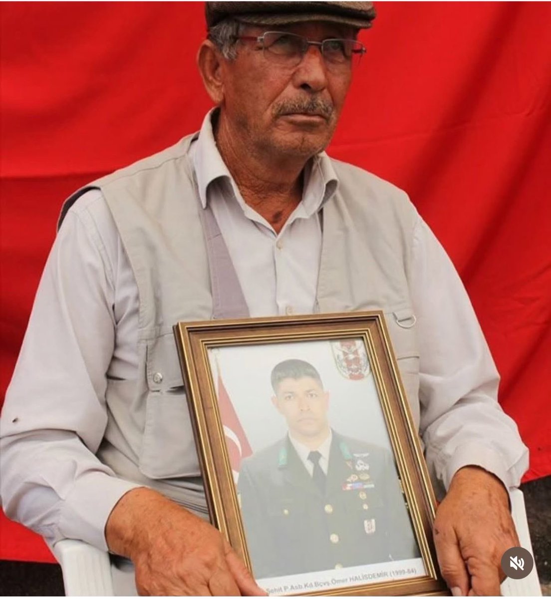 oktay_saral's tweet photo. Bugün, başta aziz şehitlerimizin emanetini yüreğinde taşıyan kıymetli şehit babalarımız olmak üzere; sevgisiyle yuvasını ayakta tutan, evlatlarına vatan ve millet sevdasını miras bırakan tüm babalarımızın Babalar Günü’nü en kalbi duygularımla kutluyorum. Rabb’im hayatta olanlara sağlık ve afiyet, ahirete irtihal eden babalarımıza ve aziz şehitlerimize rahmet eylesin. Minnetimiz ve dualarımız daima onlarla…