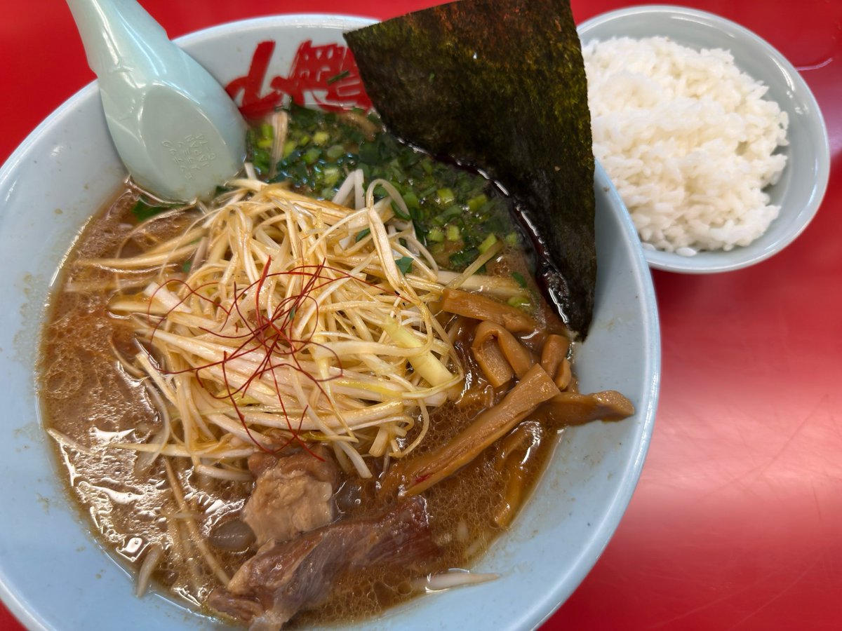 takehiroclimax's tweet photo. 休日ラーメン🎌

ラーメン山岡家 羊ヶ丘通店 にて。
豚バラなんこつラーメン ＋ 味付白髪ネギ増 
に半ライス🍜🍚
安定の美味しさです🙏😋 
#山岡家 https://t.co/1olK3Jo9iq