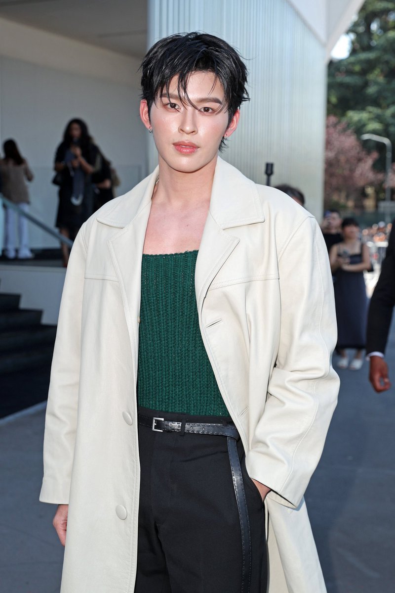 EverydaynewsTH's tweet photo. "ปอนด์ ณราวิชญ์" กับลุคฟร้อนท์โรว์ ขณะร่วมชมแฟชั่นโชว์ของ Prada คอลเลกชั่น Spring/Summer 2027 ณ เมืองมิลาน ประเทศอิตาลี 

POND PRADA SS27 IN MILAN

@ppnaravit
#ppnaravit
#PradaSS27xPond
#PradaSS27
#Prada https://t.co/8tGVqDYYkT