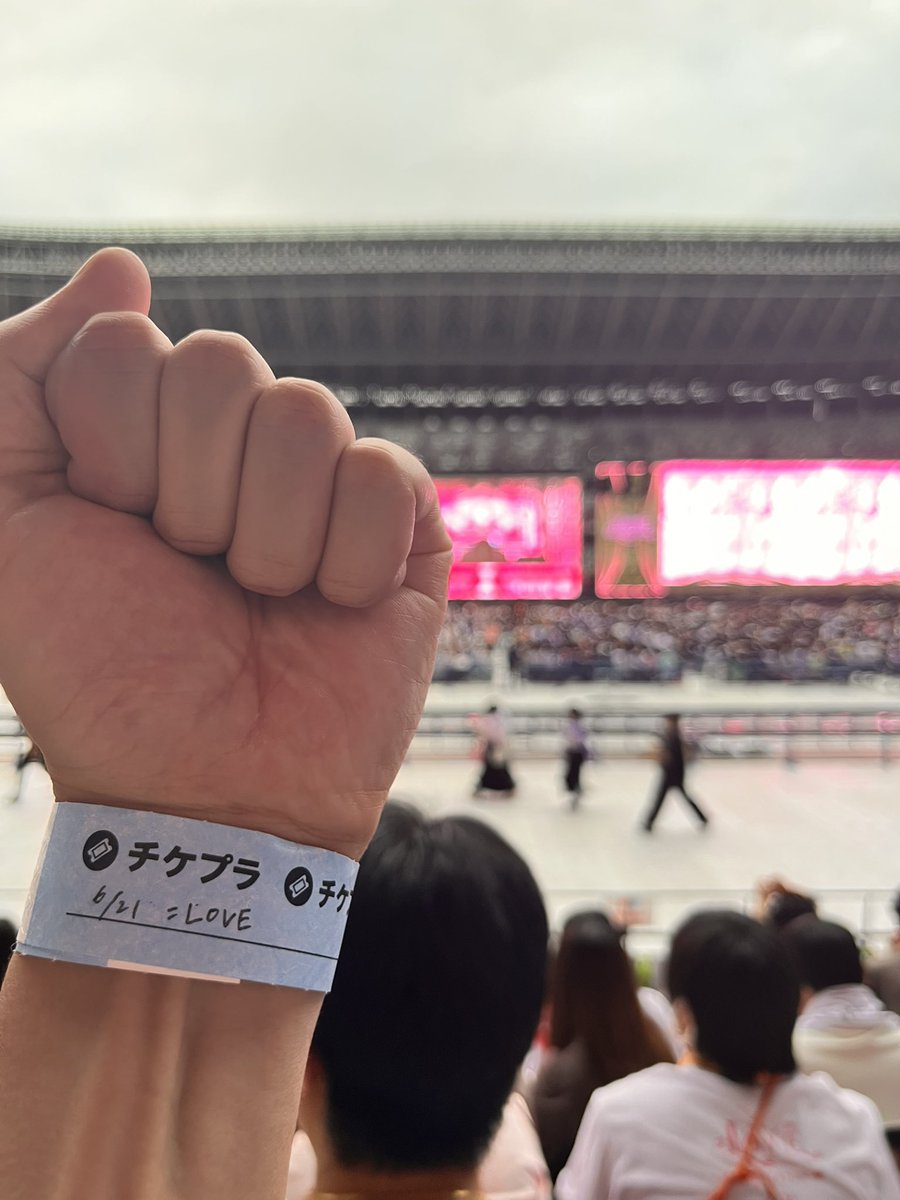 pppc1384's tweet photo. 人生推しメンこと大谷映美里さんにバカデカエンタメ観せてもらってめちゃくちゃ良かったんだけど、入場時はチケットアプリの不具合で急遽アキドラの対バンみたいなリストバンドつけられてウケました。 https://t.co/vKJW5bCcym