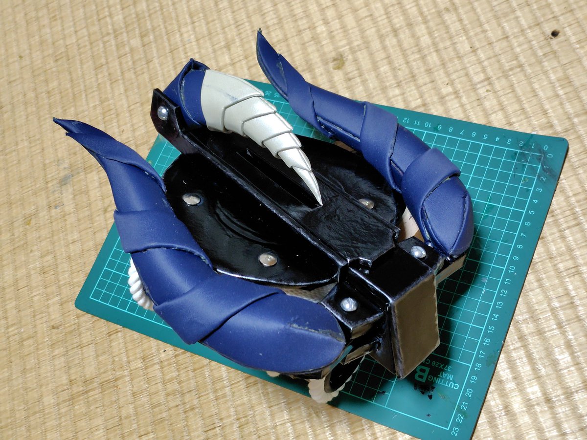 YoungOldUncle's tweet photo. 犬の66
スリンガーの続き
週末恒例ヤマギツネ宅で黙々と作業
で、ここまでできた！
一応まだ固定はしてないので可動
とは言え勝手に動くと困るし可動部壊れそうでなぁ
1回イベントで着てみて考えるかなー https://t.co/WUs1won4lJ