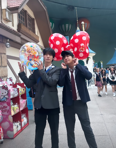 Kkorepo's tweet photo. #チャン・グンソク、「クギドンフレンズ」の仲間たちと遊園地で楽しいひと時（動画あり） 
#チャングンソク  
🔗https://t.co/IIqeypSRY6 https://t.co/7ZXKrR5MBK