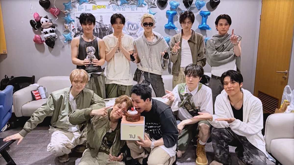 HYUNH4YI's tweet photo. we love you so much @treasuremembers ♡ https://t.co/6Hdfq8N6SE
