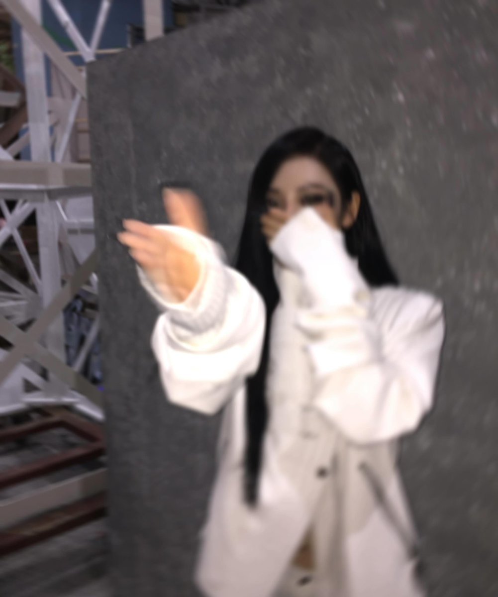 ningninz's tweet photo. Slightly out of focus, but still the one you should be looking at. 🖤 https://t.co/yz4DQ6oowa