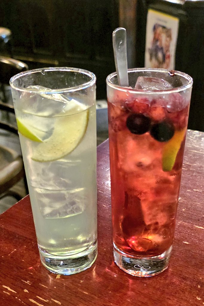 cona_pooh's tweet photo. 今日はヘアサロンに行って、帰りにHUBさんに行ってきました🍸新しいメニューと定番のメニューを楽しみつつ、好きなキャラっぽいカラーのドリンクも飲み飲み😋 https://t.co/5n5MAbT8ld