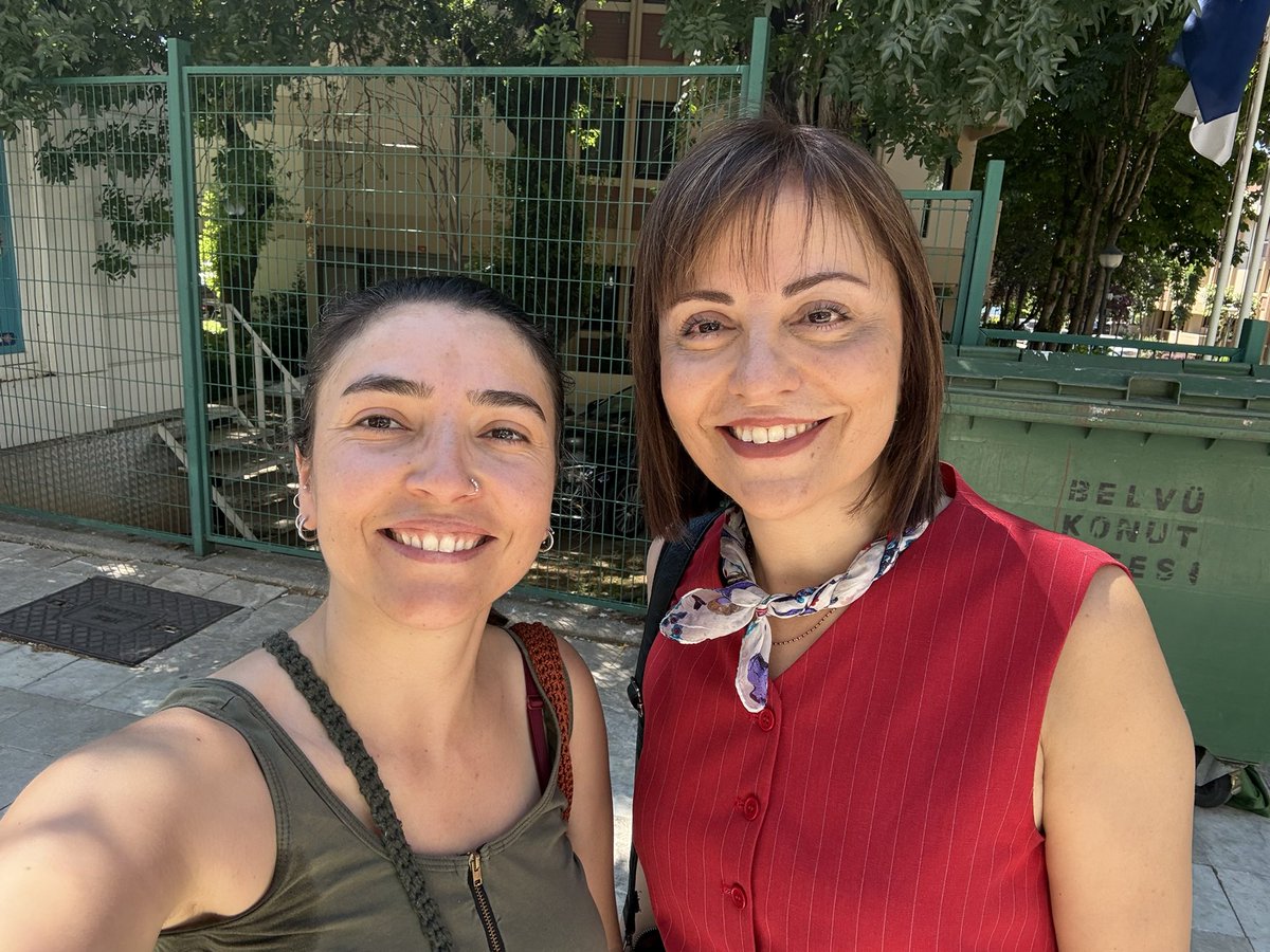 KezbanKonukcu's tweet photo. Saati geç alıktık ama eylem yerine ulaştık 😎

Nefrete inat yaşasın hayat🌈
@tprideistanbul https://t.co/0DH6TzG3b2