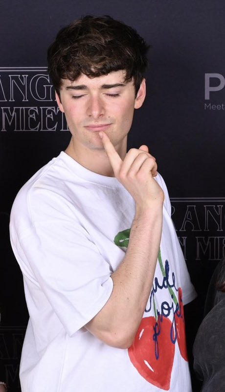 hawkins_batman's tweet photo. shhhhh he’s thinking 🤫💭 https://t.co/c1VVPYh3Mc